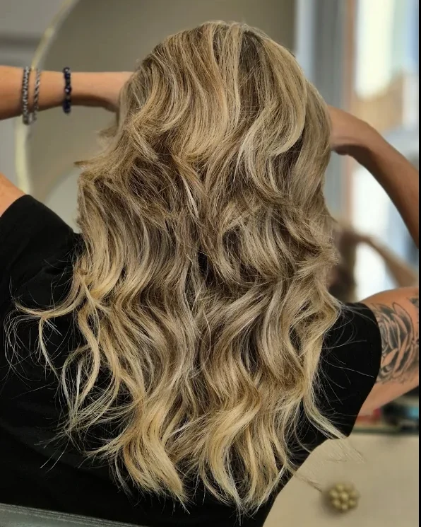 Capelli mossi con sfumature luminose